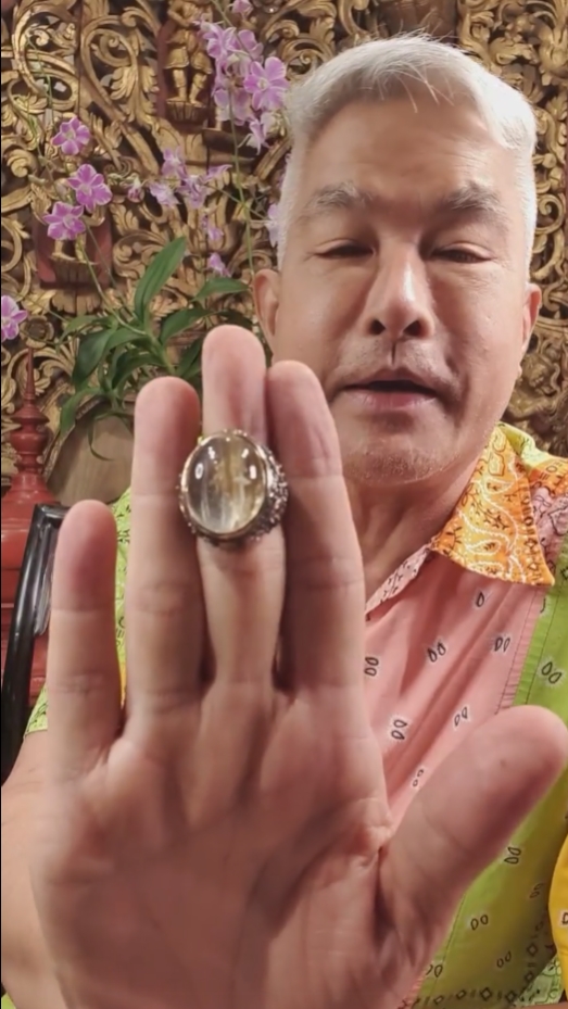 อ.เผ่าทอง ทองเจือ