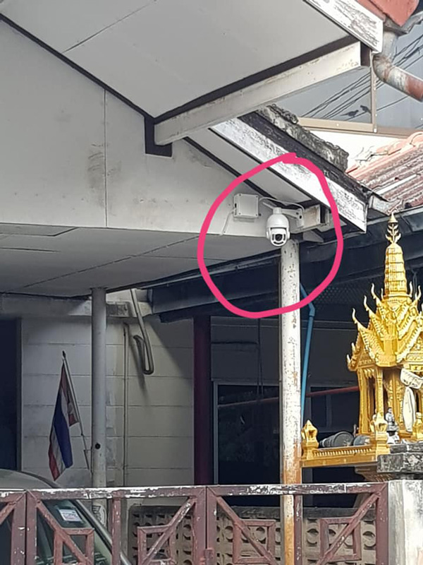เพื่อนบ้านติดกล้องหันหน้าเข้ามา