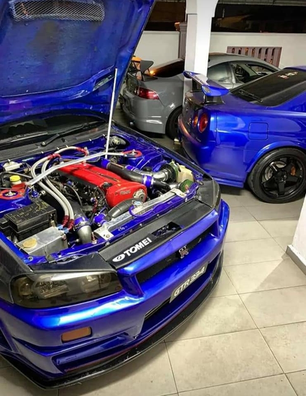 ขับรถหรูชน