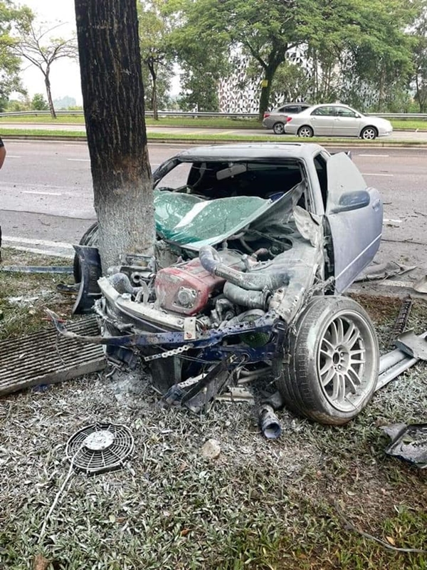 ขับรถหรูชน