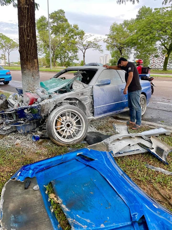 ขับรถหรูชน