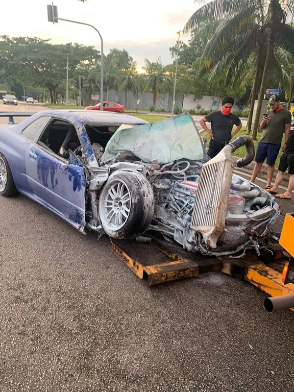 ขับรถหรูชน