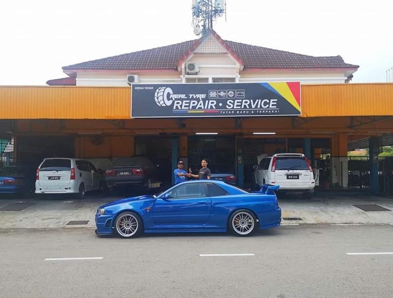 ขับรถหรูชน