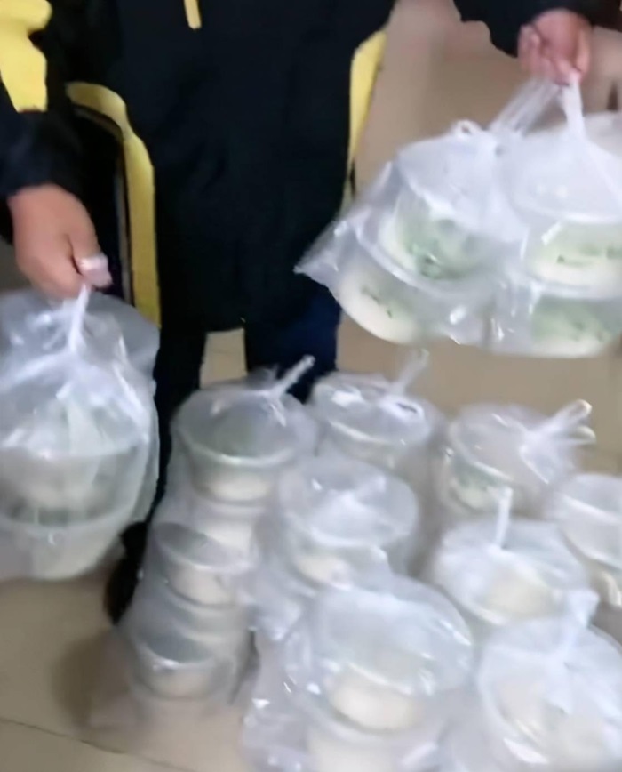 หนูน้อยสั่งบะหมี่ 100 ชาม