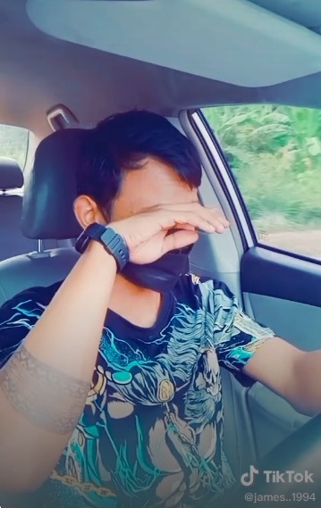 กอดกันหลังหย่าหน้าอำเภอ