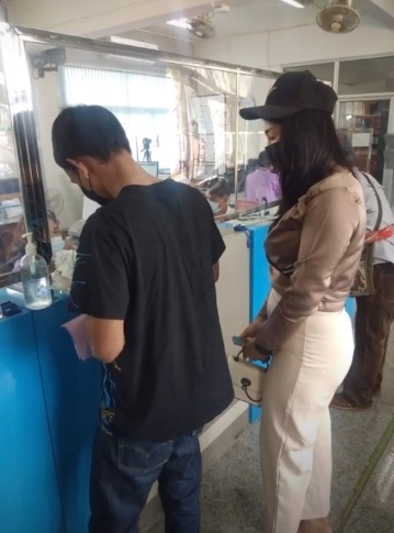 กอดกันหลังหย่าหน้าอำเภอ