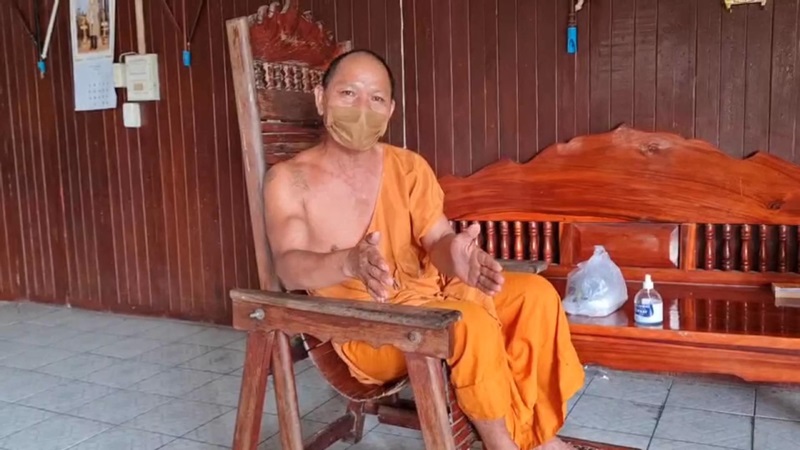 พระใช้สกู๊ตเตอร์บิณฑบาต