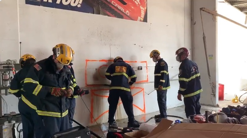 สาวเปลือยติดซอกตึก