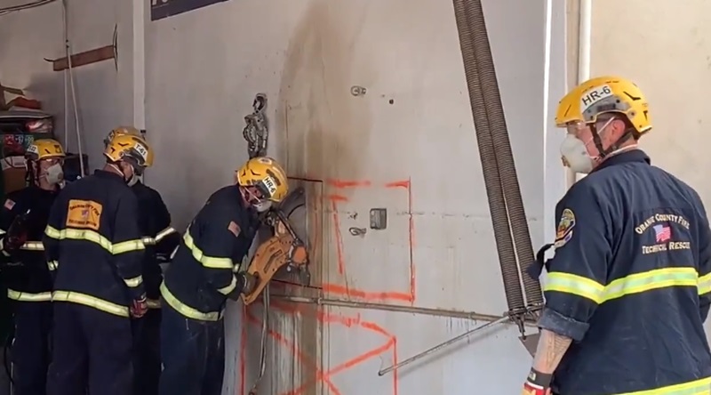 สาวเปลือยติดซอกตึก