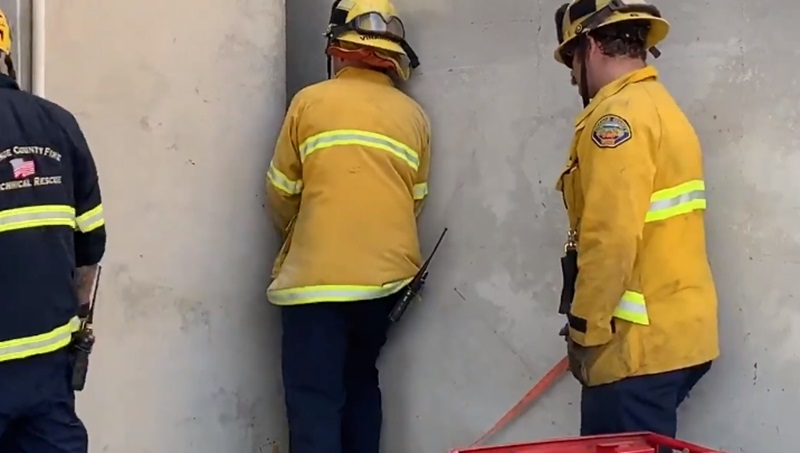 สาวเปลือยติดซอกตึก