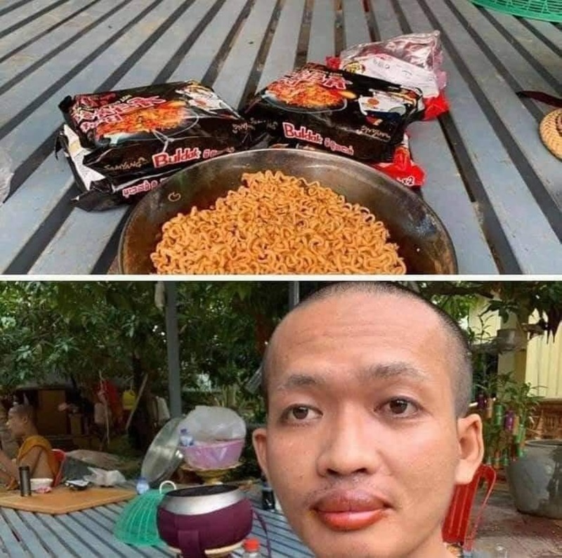 พระกินมาม่าเผ็ด