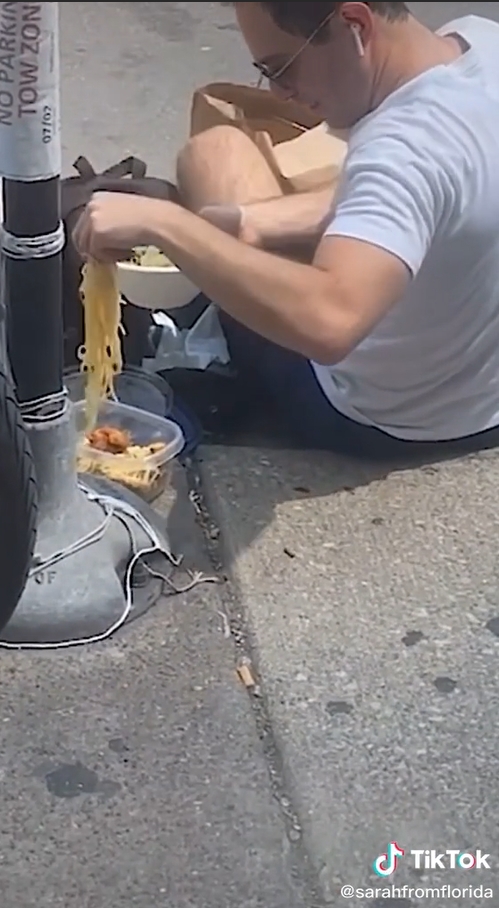 คนส่งอาหารแอบกินของลูกค้า