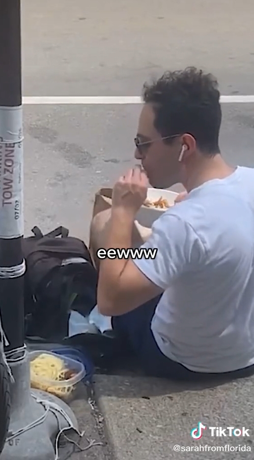 คนส่งอาหารแอบกินของลูกค้า