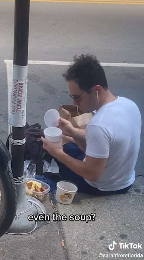 คนส่งอาหารแอบกินของลูกค้า