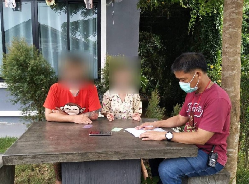 สาวให้แฟนคลับดูดนม