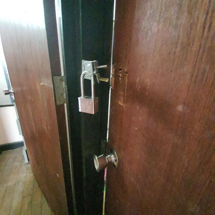 โจรขึ้นบ้านพักครู