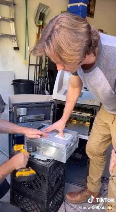 ซื้อตู้ ATM แถมเงิน