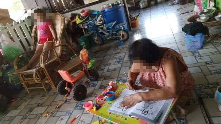 ยายทำการบ้านให้หลาน