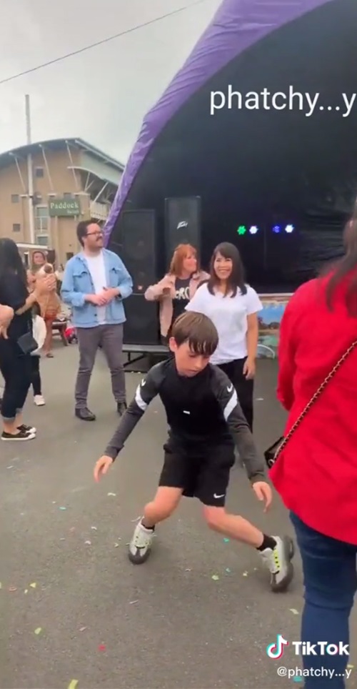 เด็กฝรั่งเซิ้งลำซิ่ง