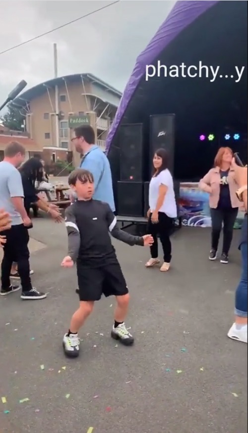 เด็กฝรั่งเซิ้งลำซิ่ง