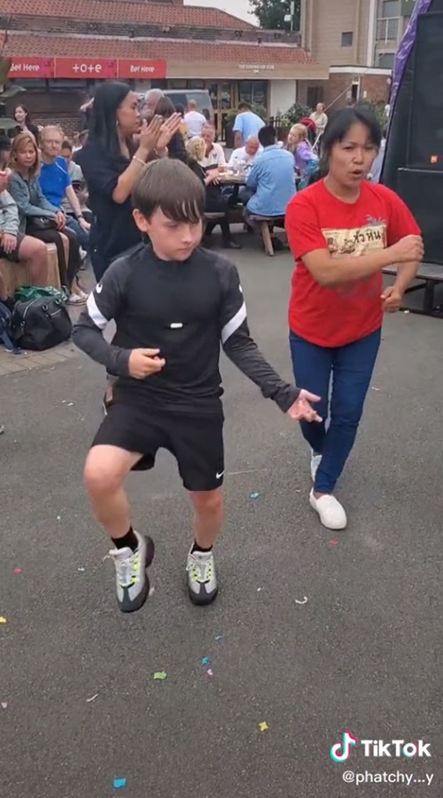 เด็กฝรั่งเซิ้งลำซิ่ง