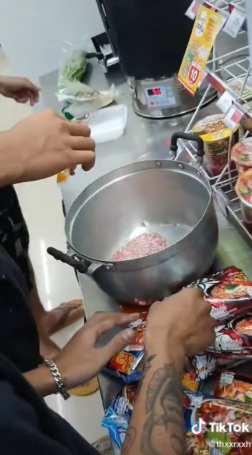 ต้มมาม่าในร้านสะดวกซื้อ