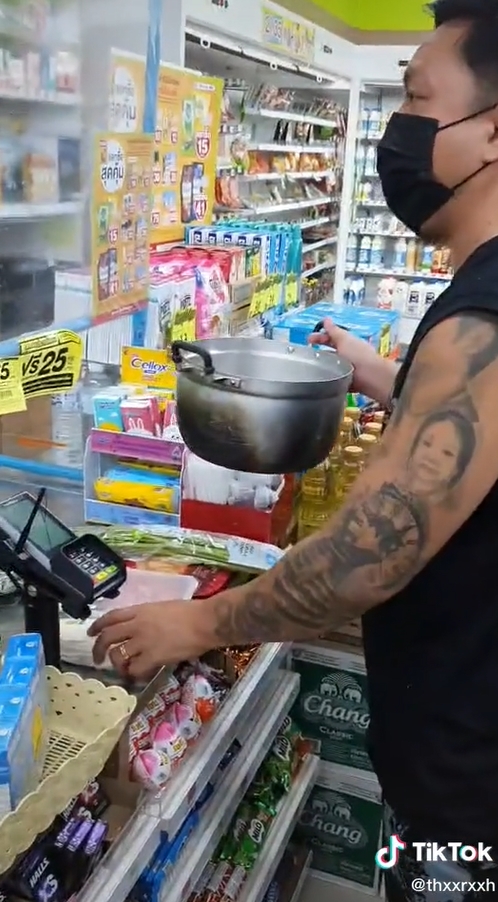 ต้มมาม่าในร้านสะดวกซื้อ
