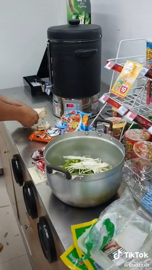 ต้มมาม่าในร้านสะดวกซื้อ