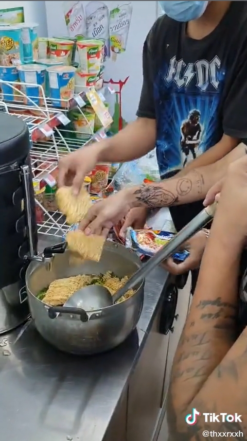 ต้มมาม่าในร้านสะดวกซื้อ