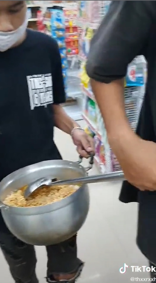 ต้มมาม่าในร้านสะดวกซื้อ