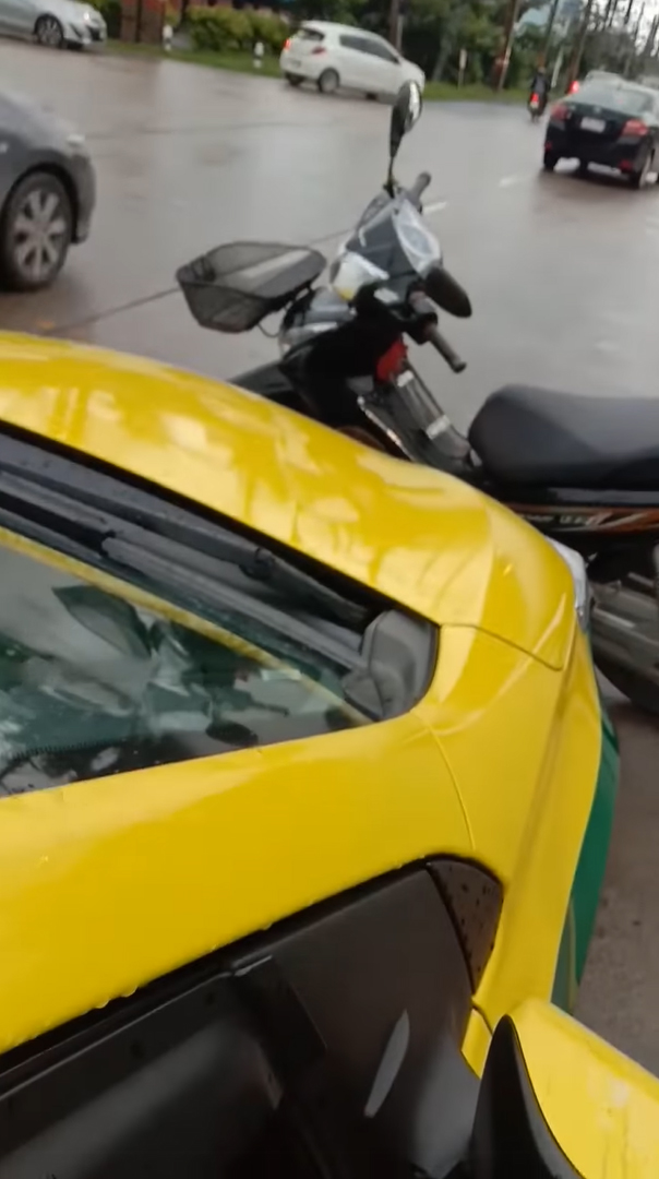 วินมอเตอร์ไซค์หาเรื่องแท็กซี่