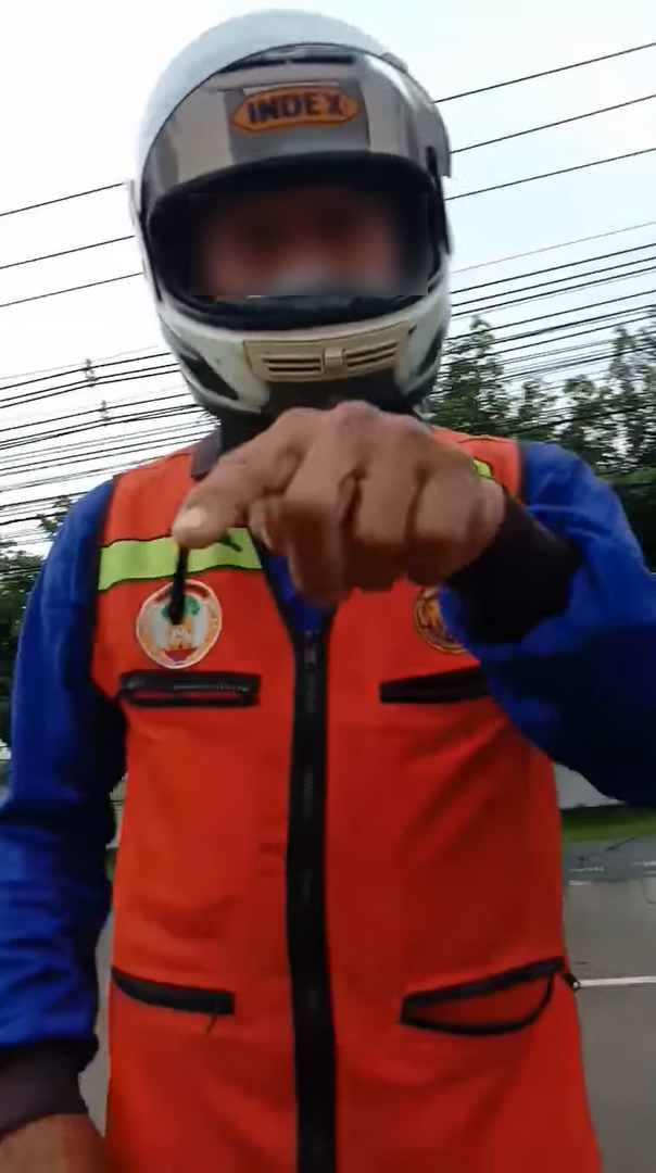 วินมอเตอร์ไซค์หาเรื่องแท็กซี่