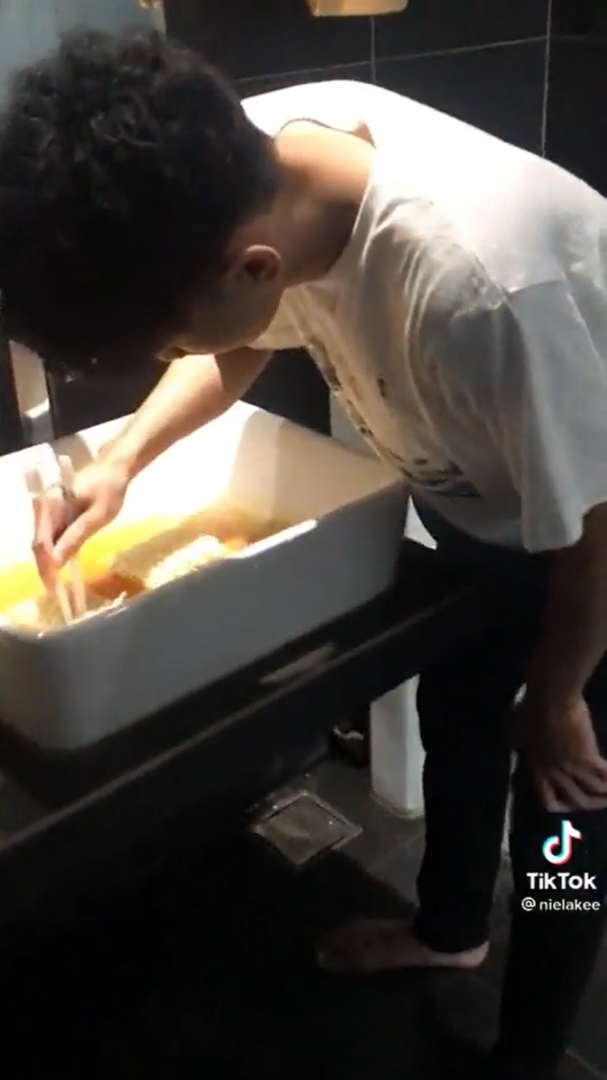 ลวกบะหมี่ในอ่างล้างมือ