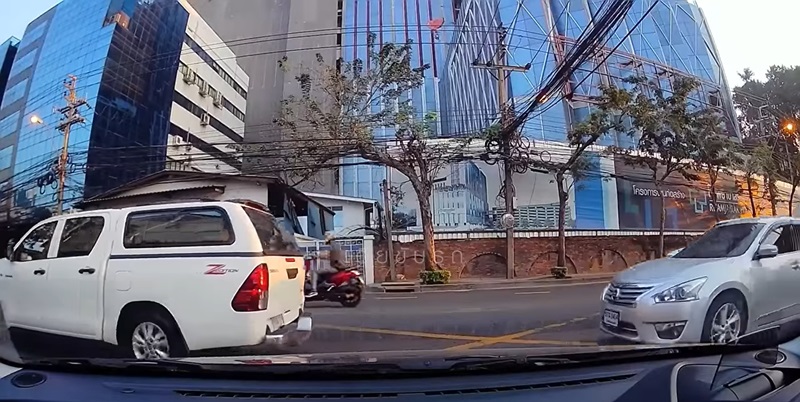 จอดรถทับเส้นเหลือง