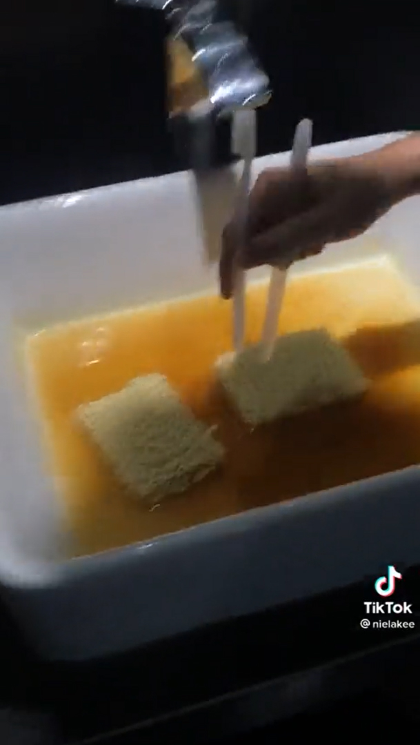 ลวกบะหมี่ในอ่างล้างมือ