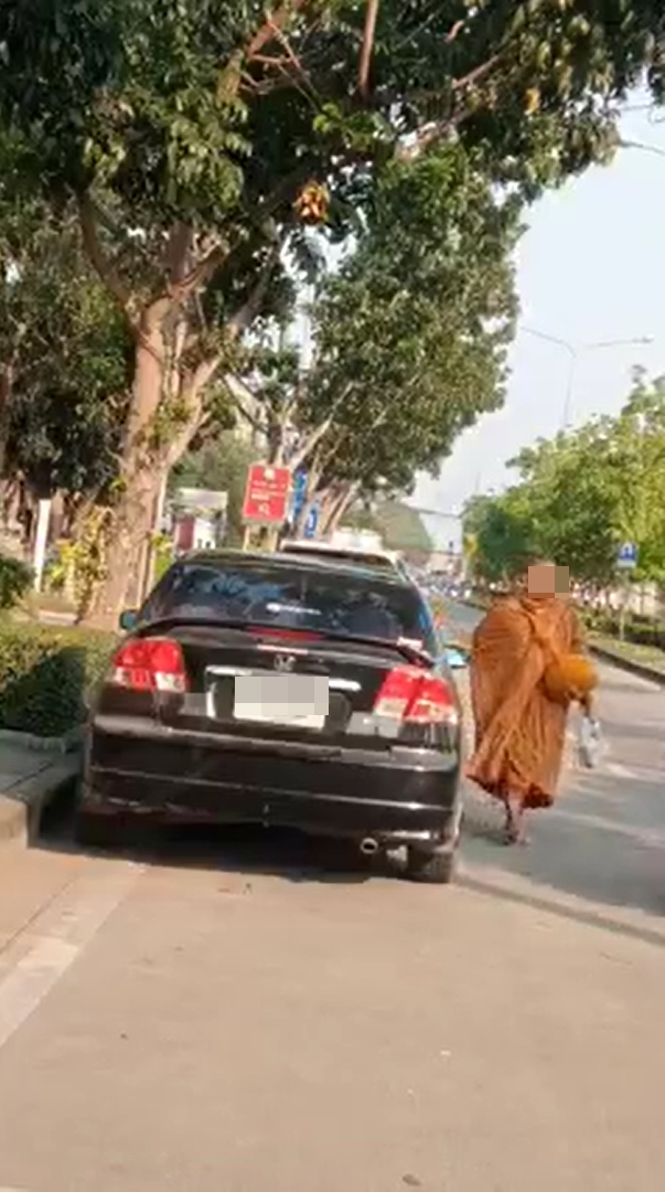 พระสงฆ์ขับรถ