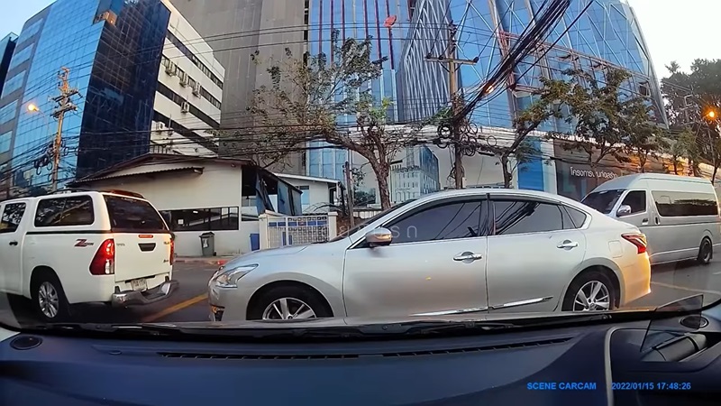 จอดรถทับเส้นเหลือง