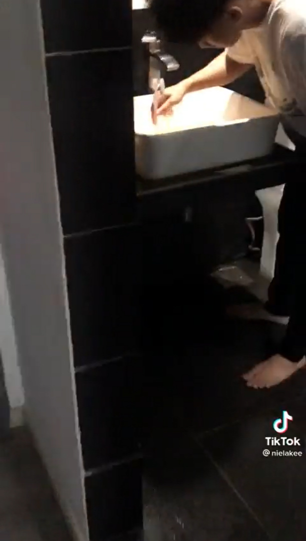 ลวกบะหมี่ในอ่างล้างมือ