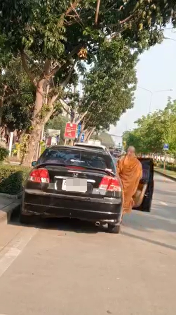 พระสงฆ์ขับรถ