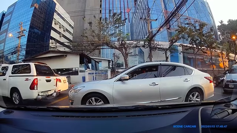 จอดรถทับเส้นเหลือง