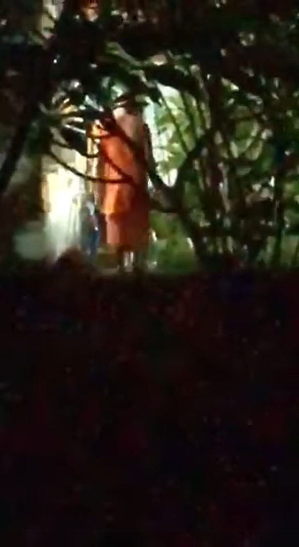 พระช่วยสีกาทำงาน