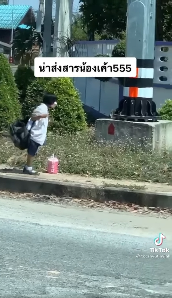 นักเรียนแบกกระเป๋า