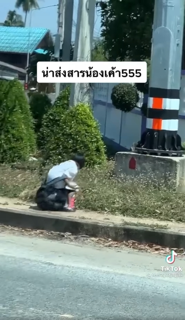 นักเรียนแบกกระเป๋า