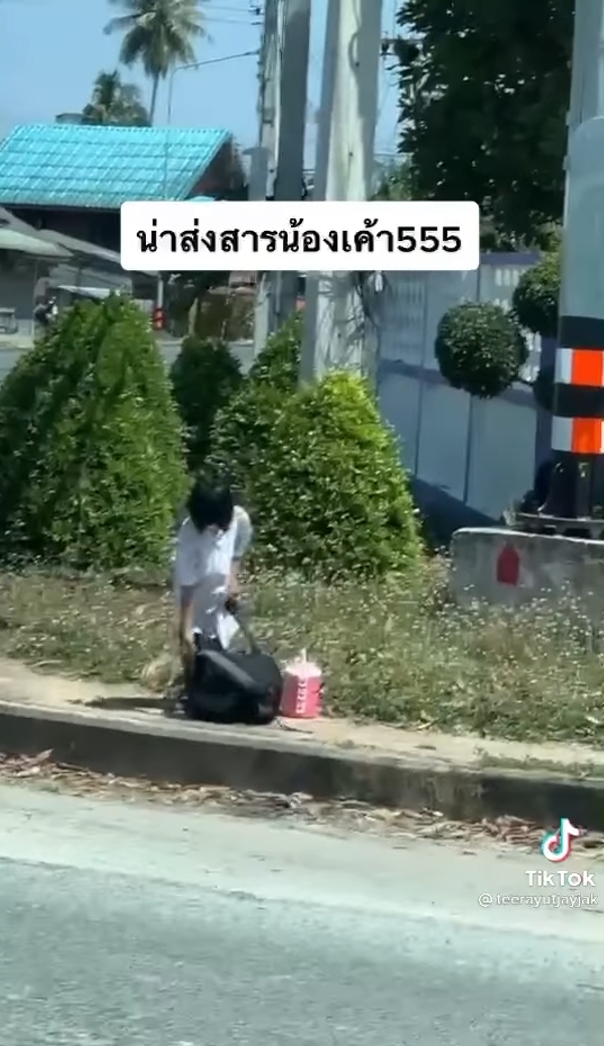 นักเรียนแบกกระเป๋า