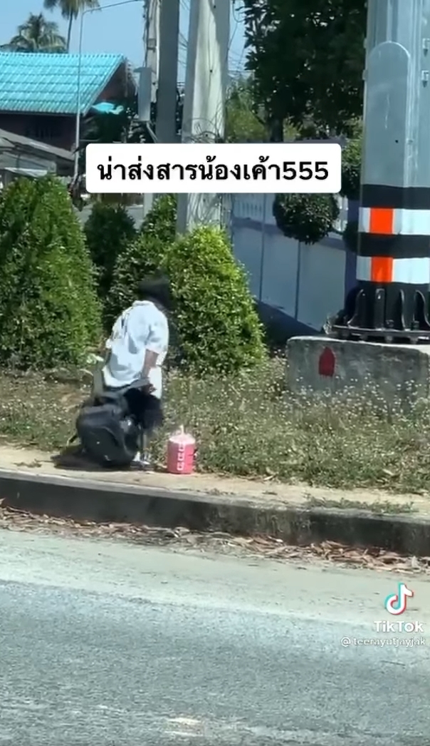 นักเรียนแบกกระเป๋า