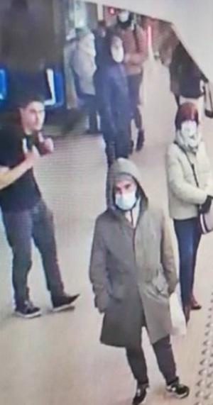 ผลักผู้หญิงตกรางรถไฟ