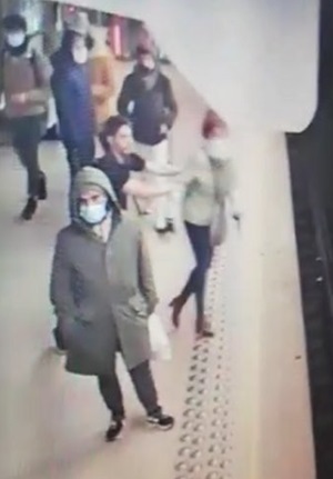 ผลักผู้หญิงตกรางรถไฟ