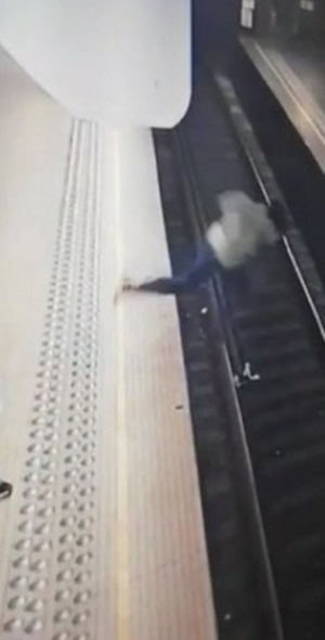 ผลักผู้หญิงตกรางรถไฟ