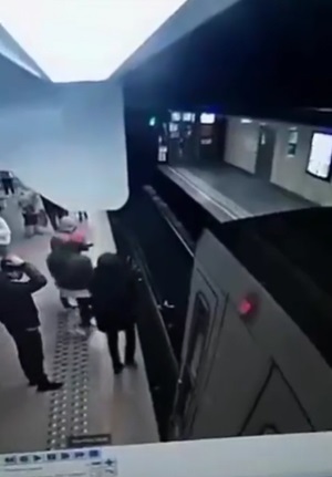 ผลักผู้หญิงตกรางรถไฟ