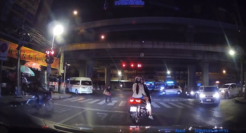 กลับรถบนทางม้าลาย